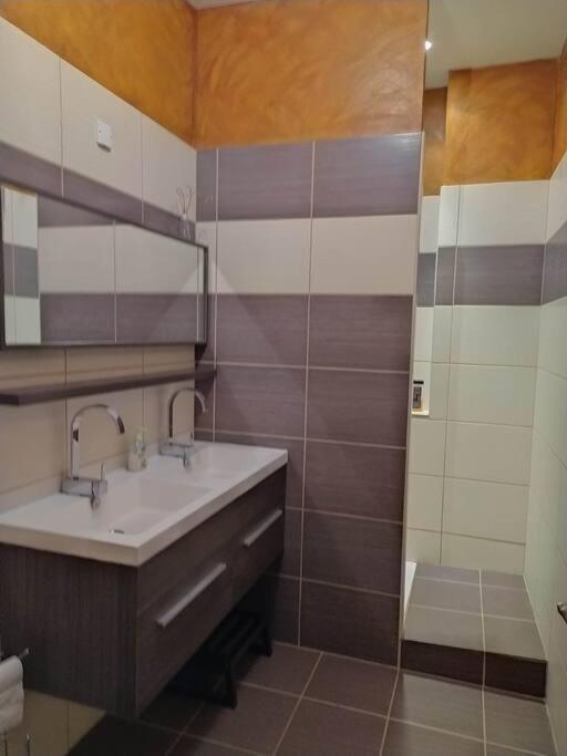 Appartement Spacieux Avec Grand Patio, 1Er Etage Sigean Exterior foto